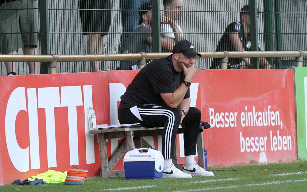 Was hat sich Trainer Leif Hahn (Heider SV) beim TSB Flensburg ausgedacht? © 2026 Ismail Yesilyurt