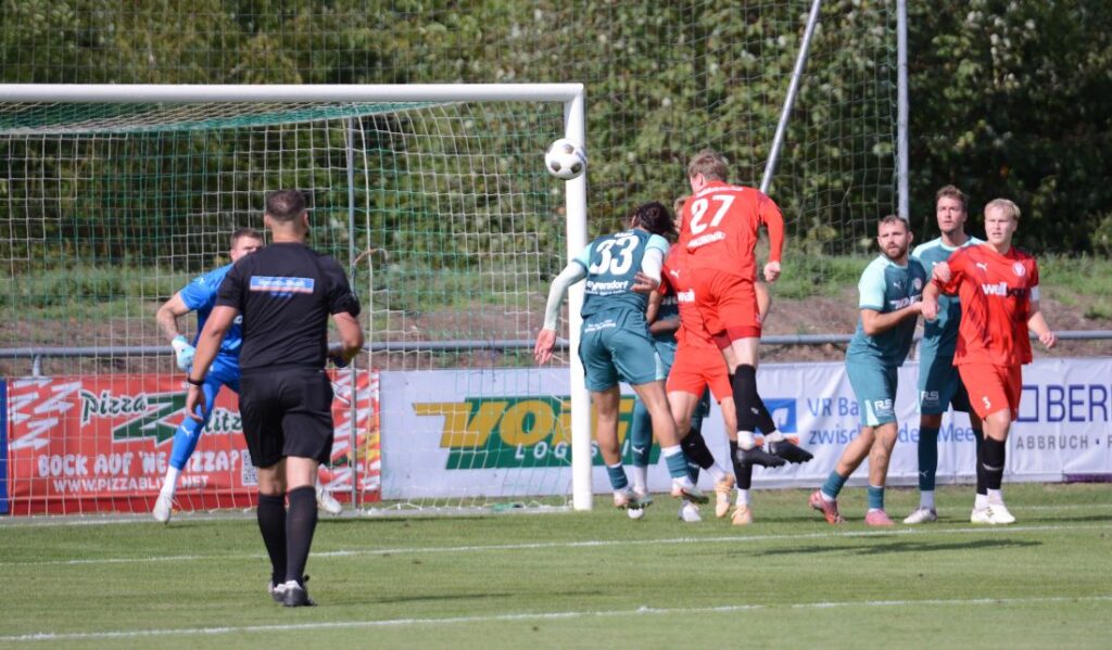Yannik Jakubowski (Kilia Kiel) hier gegfen Salih Ramo (PSV Neumünster) köpft zum 3-0 ein. © 2026 Olaf Wegerich