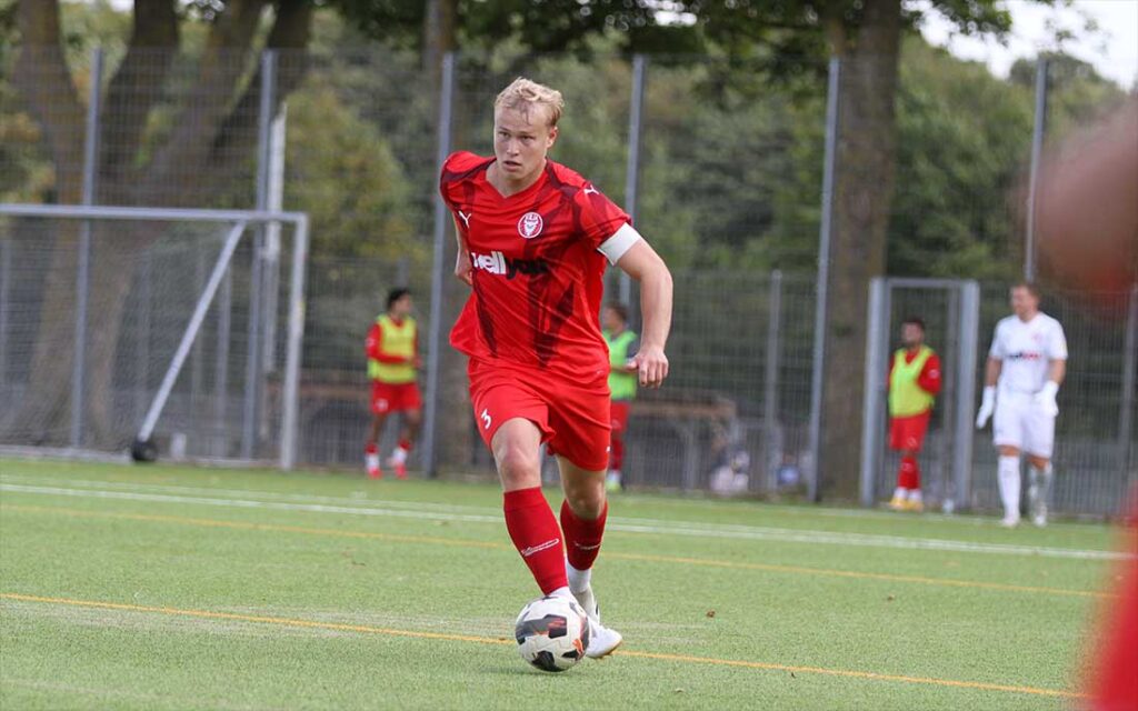 Zu unrecht von Schiedsrichter Jannik Romahn vom Platz gestellt - Kilias Kapitän Ove Witt. © 2026 Ismail Yesilyurt