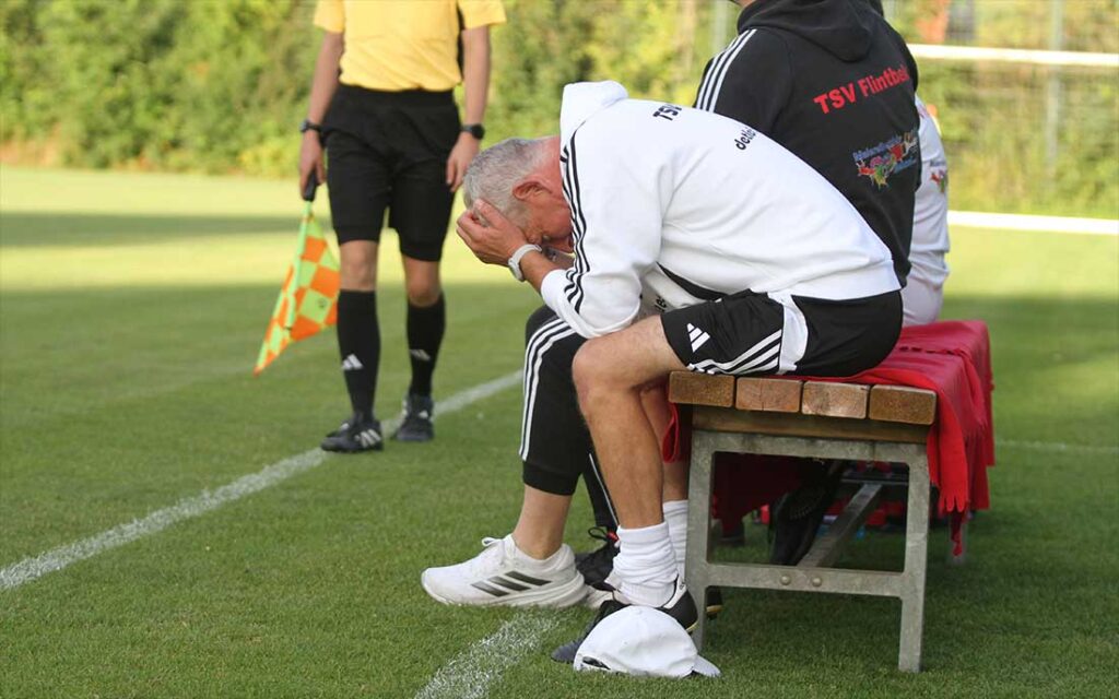 Zum Verzweifeln - die Personaldecke ist weiterhin dünn für Flintbeks neuen Coach Stephan Mordhorst. © 2026 Ismail Yesilyurt
