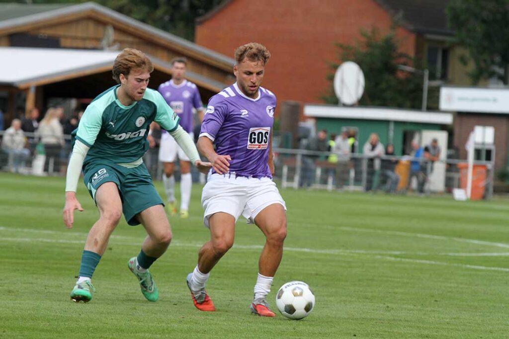 Zwei, die mit viel Speed unterwegs sind - Meiko Werner (li., PSV Neumünster) und Luca Aouci (VfR Neumünster). © 2026 Ismail Yesilyurt
