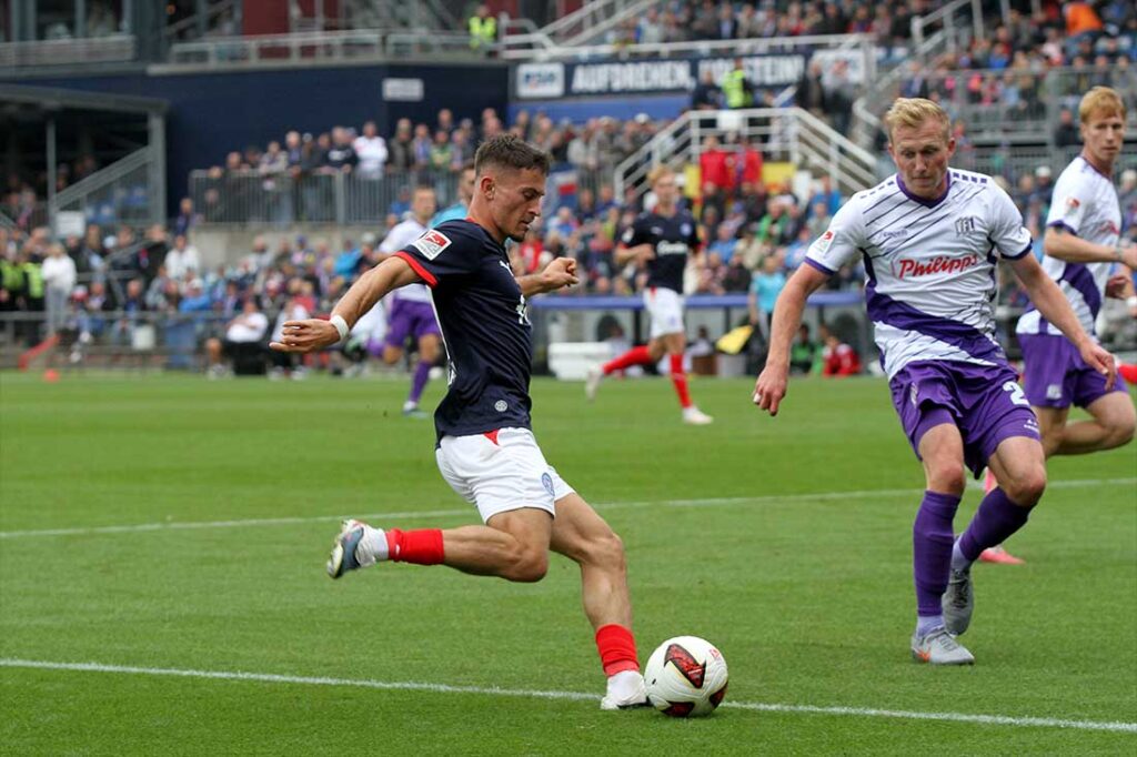 Adrian Kapralik (Holstein Kiel) beim Flanken gegen Niklas Wiemann (VfL Osnabrück). © 2026 Ismail Yesilyurt