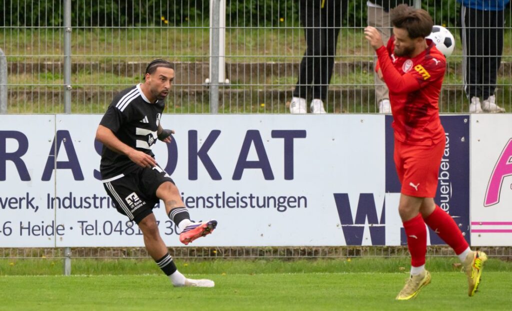 Azat Selcuk (Heider SV) glänzte als Taktgeber und seit Wochen in bestechender Form. © 2026 Volker Schlichting