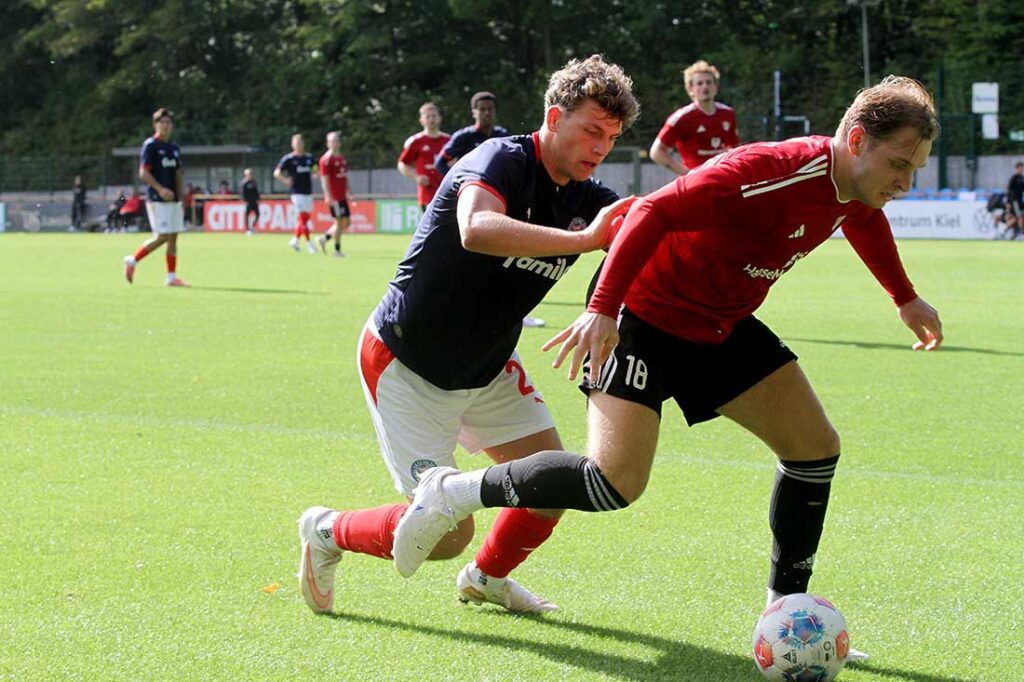 Ben Mügge (Kaltenkirchener TS) schirmt den Ball vor Kian Tack (Holstein Kiel II) ab. © 2026 Ismail Yesilyurt