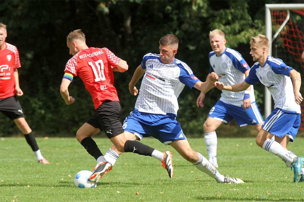 Brian Kliese, hier gegen Rasmus Backhaus (li., RS Kiel), und der TSV Rantrum hinken den Saison-Erwartungen derzeit weit hinterher. © 2026 Ismail Yesilyurt