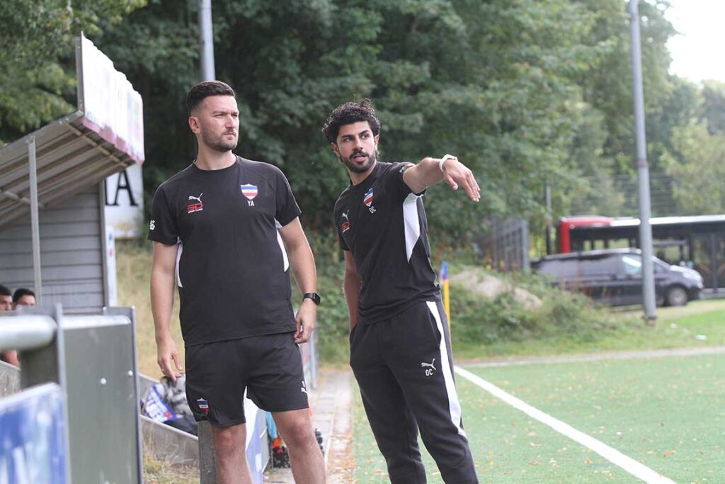 Cheftrainer Onur Cokgez (Inter Türkspor Kiel) und Co Yasin Akbaba (li.) gehen mit viel Vorfreude in die Abendspiele. © 2026 Ismail Yesilyurt