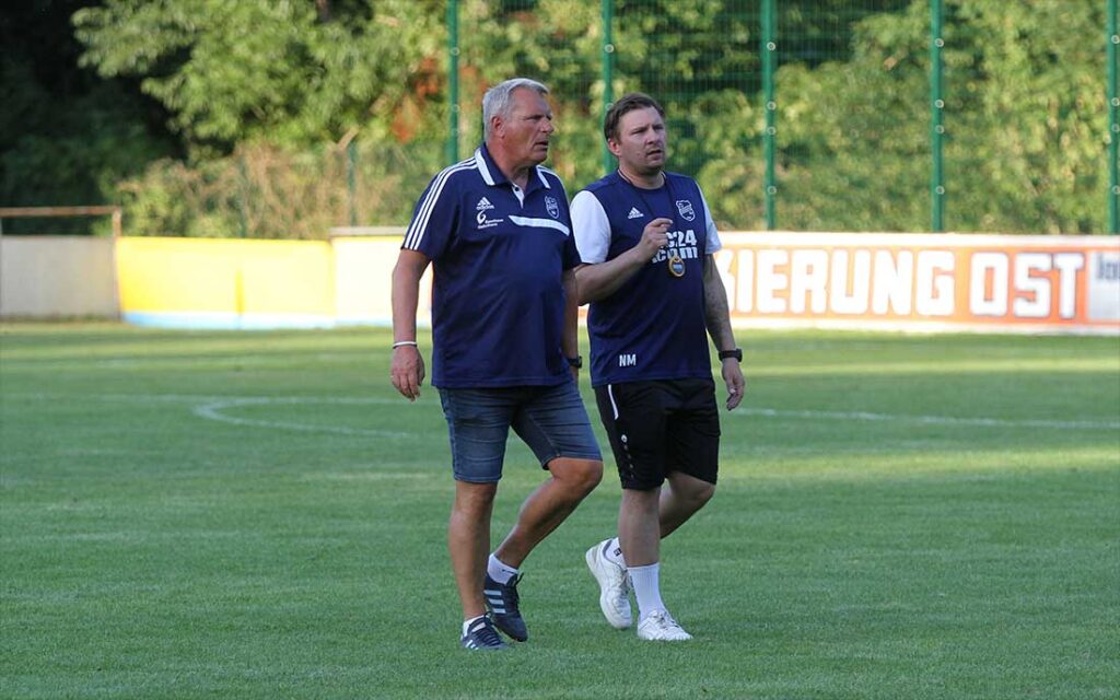 Cheftrainer Thomas Matthies (SG Dobersdorf-Probsteierhagen) und Co Michael Schulz (re.) mussten zur Pause einen neuen Plan schreiben. © 2026 Ismail Yesilyurt