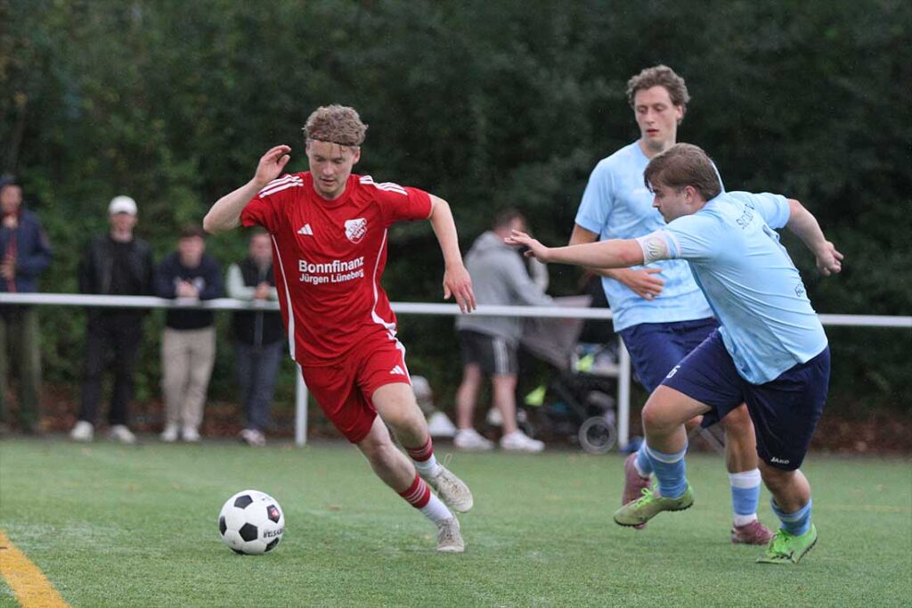 Chris Rober (TSV Flintbek) gegen Moritz Borchers (re., Suchsdorfer SV) im Zweikampf um Meter im Mittelfeld. © 2026 Ismail Yesilyurt