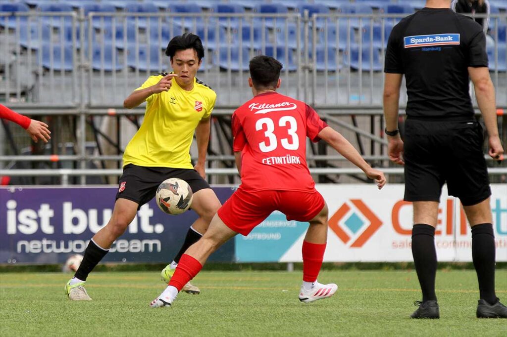 Daiki Sakai (am Ball, SV Eichede), gegen Selim Cetintürk (Kilia Kiel), sorgte mit seinem 1-2 für noch mehr Spannung. © 2026 Ismail Yesilyurt