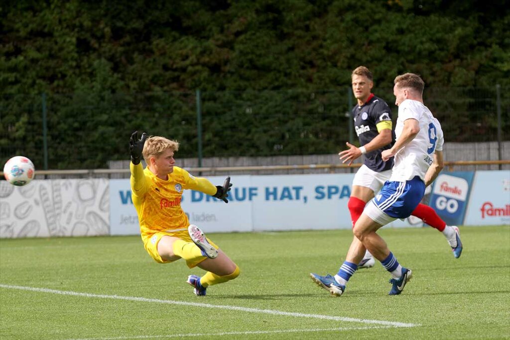 Daniel Junge (Oldenburger SV) überwindet Henrie Müller-Kalthoff (Holstein Kiel II) zum 2-2. © 2026 Ismail Yesilyurt