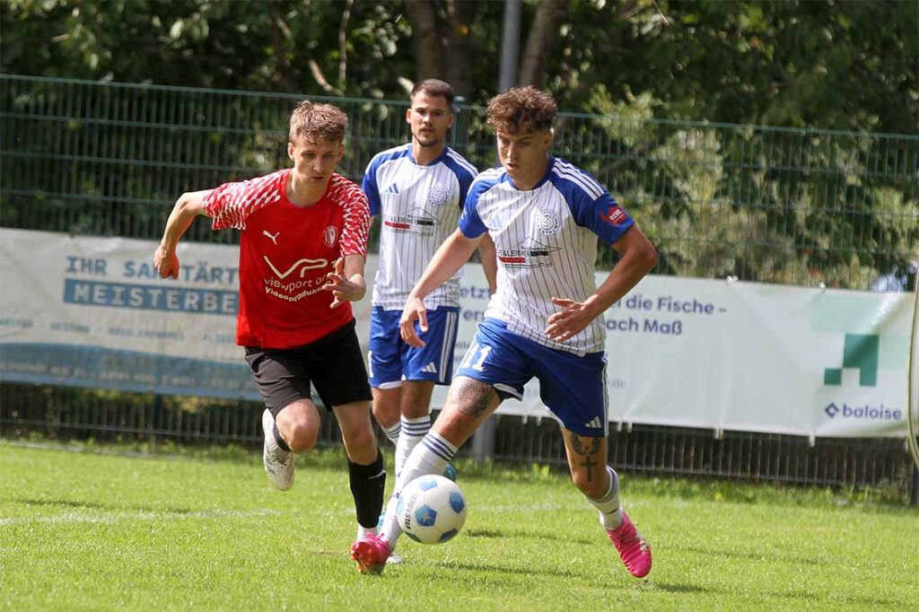 Der einzige Rantrumer Treffer durch JJ Pein, hier gegen Jonathan Suchocki (li., RS Kiel), in der besten Phase des TSV Rantrum erwies sich als Strohfeuer. © 2026 Ismail Yesilyurt