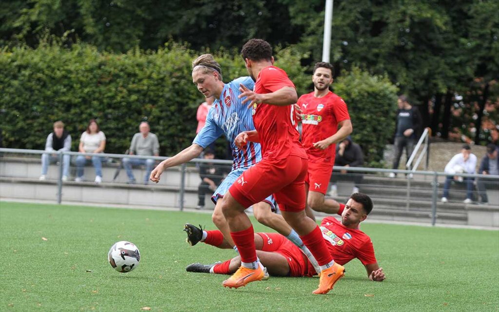 Der talentierte Nicolai Mailand (Weiche FL 08 II) wird vom grätschenden Eugen Halili und Youssef Bouzoumita (Inter Türkspor Kiel) attackiert. © 2026 Ismail Yesilyurt