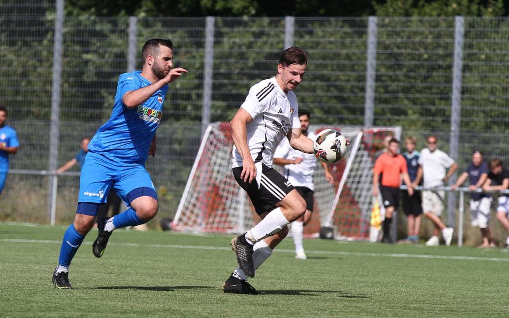 Doppeltorschütze Malte Andres (re., TSV Kronshagen) gehörte dem Tiki-Taka-Quartett an. © 2026 Ismail Yesilyurt