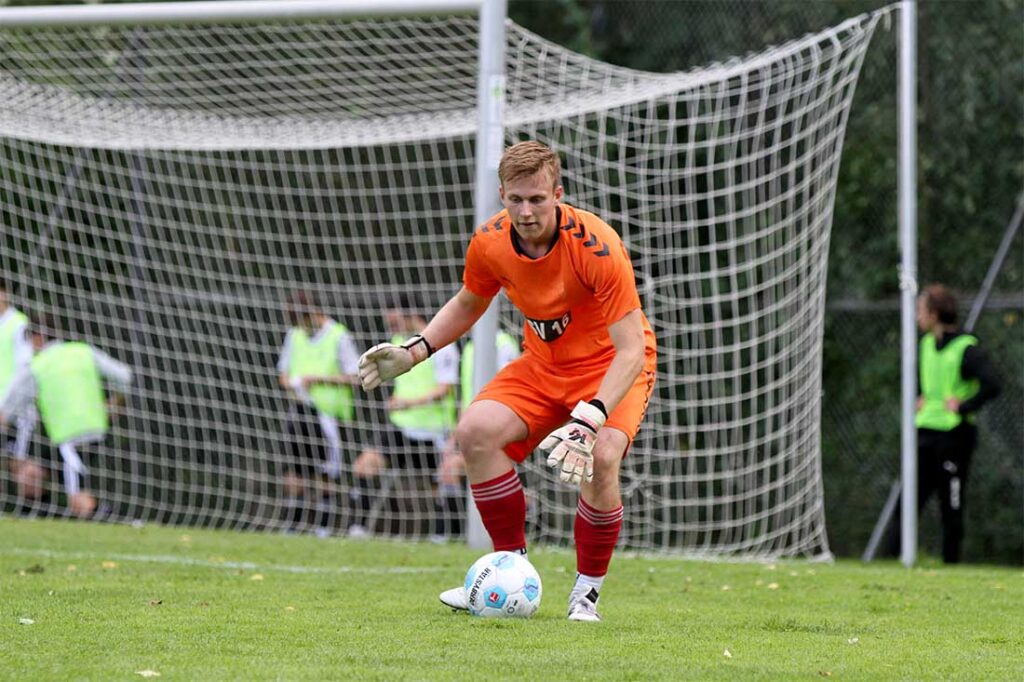 Ehe Maximilian Müller (Heikendorfer SV) richtig auf Betriebstemperatur war, musste der Keeper schon zwei Mal den Ball aus dem Netz holnen. © 2026 Ismail Yesilyurt
