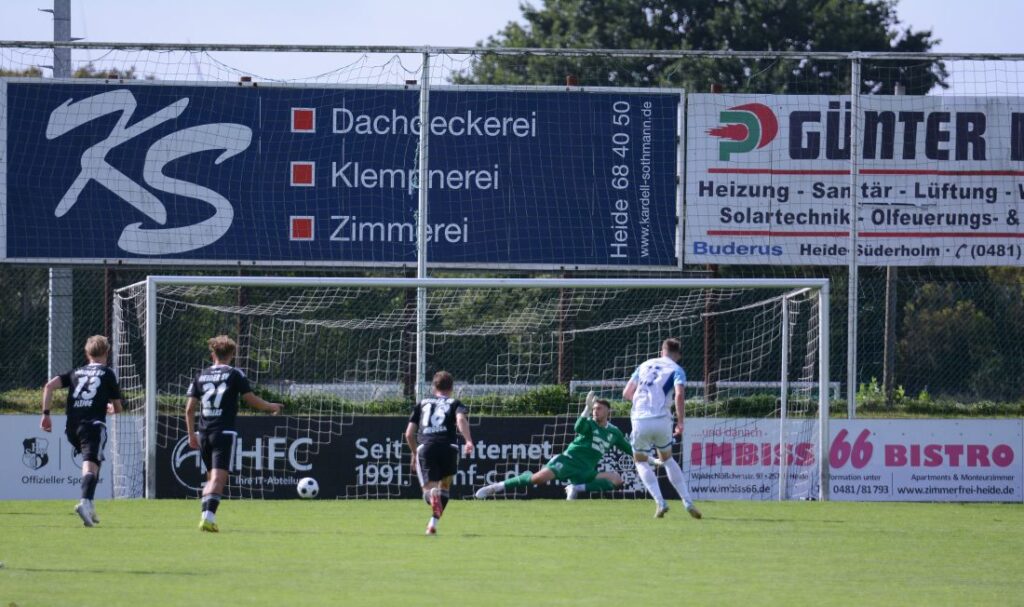 Felix Knuth (TUS Rotenhof) verwandelt den Foulelfmeter zum 1-1 Ausgleich. © 2026 Olaf Wegerich