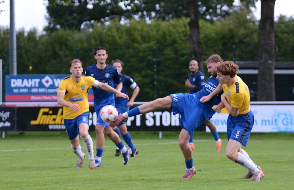 Fritz Kleiner (Bremer SV) ist vor Justin Cloppatt (SV Todesfelde) am Ball. © 2026 Olaf Wegerich