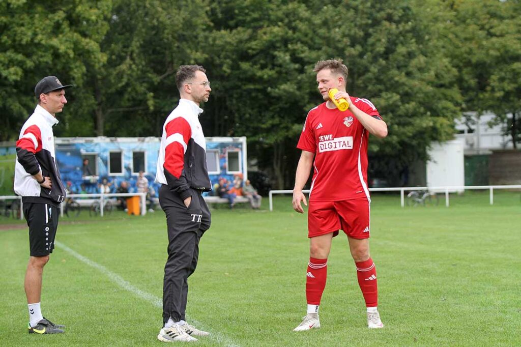 Gibt es Gesprächsbedarf für das Trainerteam mit Paul Musiol und Co Lukas Timm (li.) mit der Mannschaft. Rechts Kapitän Louis Reinecke. © 2026 Ismail Yesilyurt