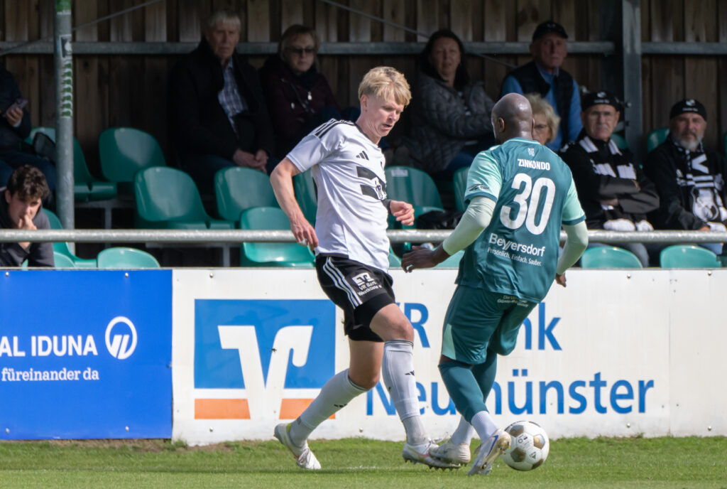 Hendrik Fleige (Heider SV) gegen Grady Zinkondo (PSV Neumünster). © 2026 Volker Schlichting