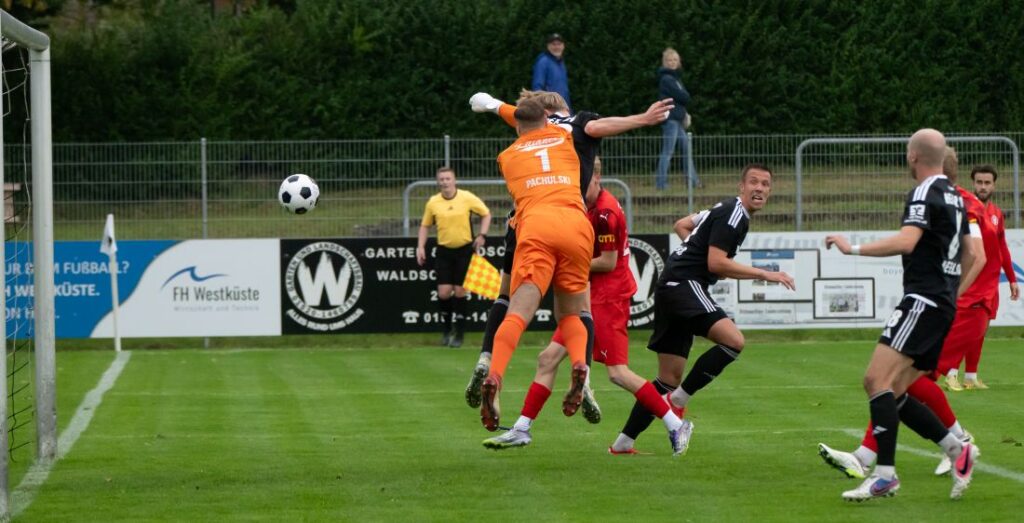 Hendrik Fleige (Heider SV) ist vor Tom Pachulski (Kilia Kiel) am Ball und köpft zum Führungstreffer ein. © 2026 Volker Schlichting