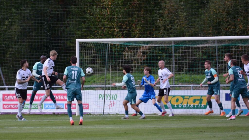 Hendrik Fleige (Heider SV) köpft zum führungstrreffer ein. © 2026 Olaf Wegerich
