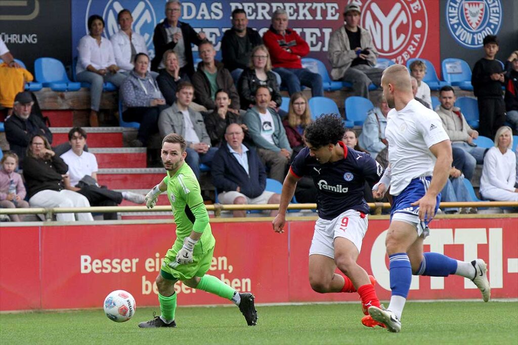 Islam Matene (Holstein Kiel II) ist an Keeper Mike Benecke vorbei (Oldenburger SV), doch Robin Bünning (re.) kann gleich den Versuch aufs leere Tor abblocken. © 2026 Ismail Yesilyurt