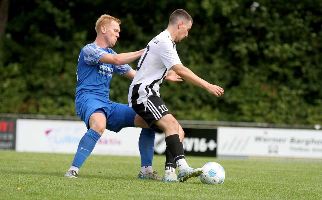 Jack Palm (re., Heikendorfer SV) hätte nach seinem Elfmeter zum 3-0 nachlegen können. © 2026 Ismail Yesilyurt