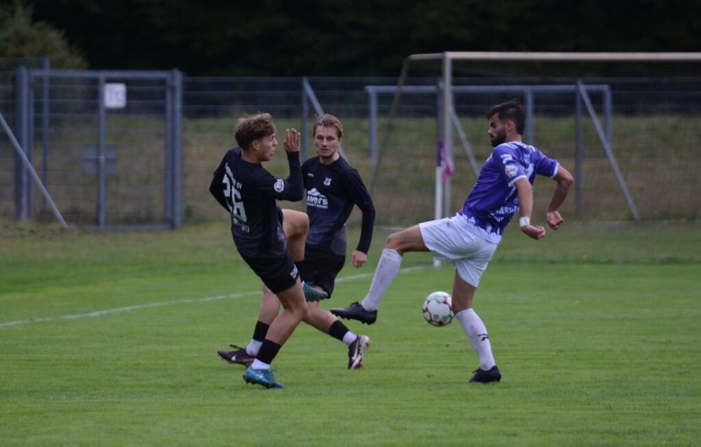 Jannes Röschmann (Eckernförde) gegen Alban Jasari (VfR), © 2026 Olaf Wegerich