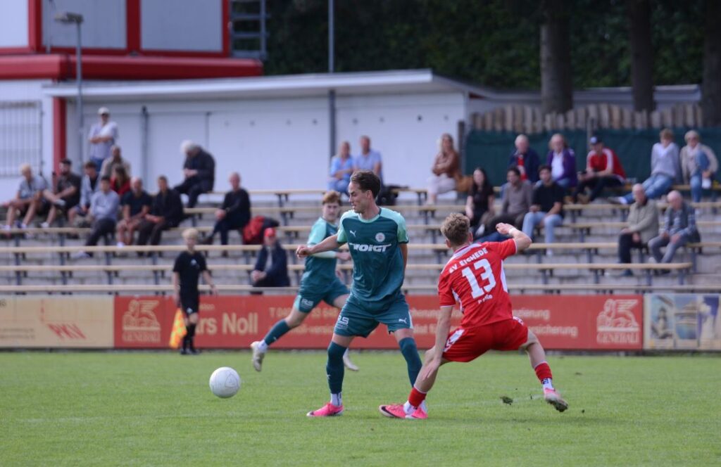 Jesper Tiedemann (PSV) hier gegen Mic Röpke (Eichede) kam am 7. Spieltag zu seinem ersten Saisoneinsatz. © 2026 Olaf Wegerich