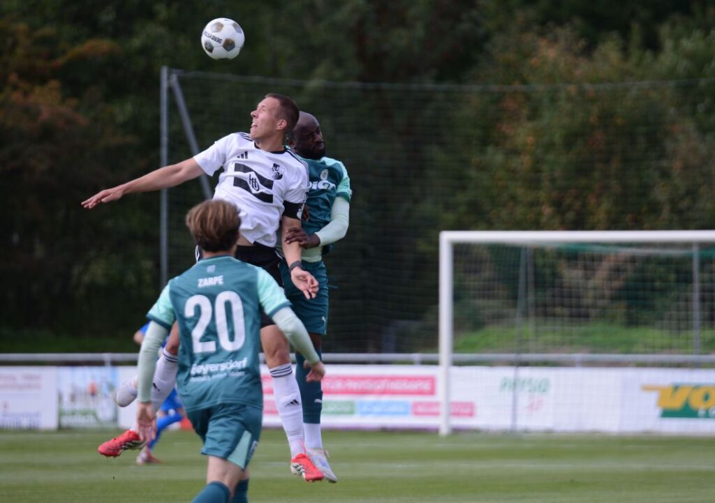 Jonah Gieseler (Heider SV) im Kopfballduell mit Grady Zinkondo (PSV Neumünster). © 2026 Olaf Wegerich