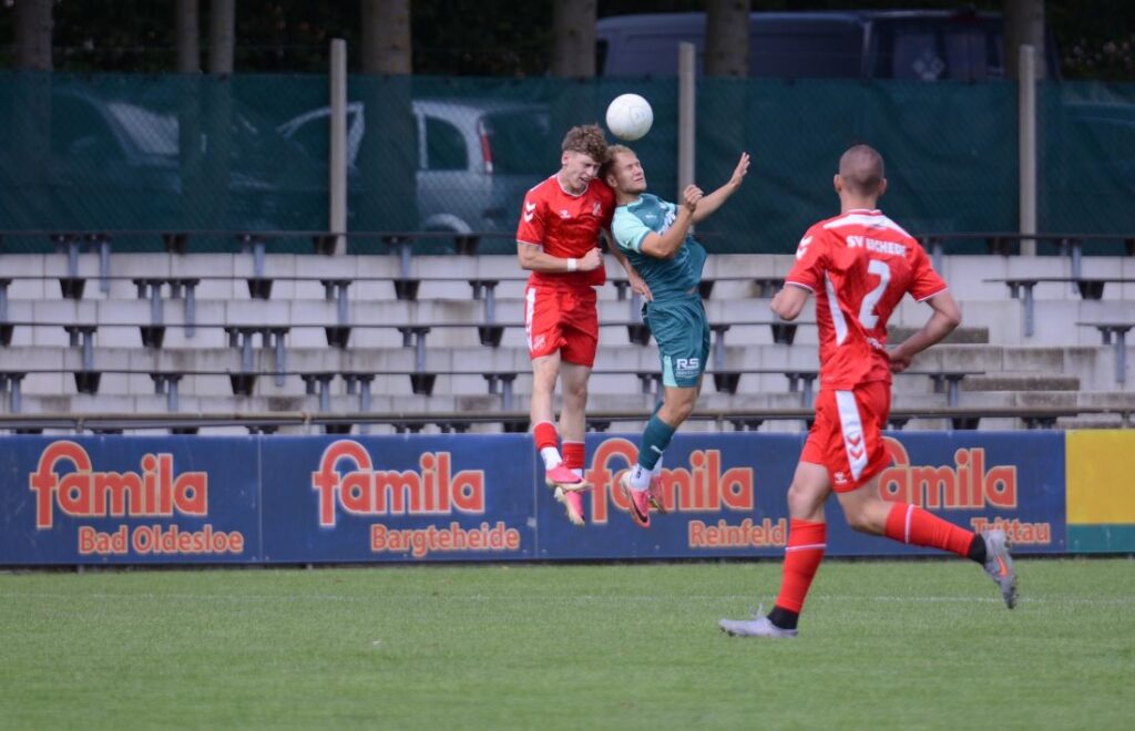 Justin Krüger (SV Eichede) gegen Youri von der Mehden (PSV Neumünster) im Kopfballduell. © 2026 Olaf Wegerich
