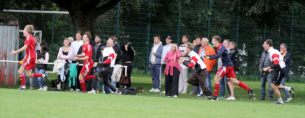 KMTV-Trainer Paul Musiol (3. v. l.) und seinen Staff kann nach dem 3-2 nichts und niemand aufhalten. © 2026 Ismail Yesilyurt