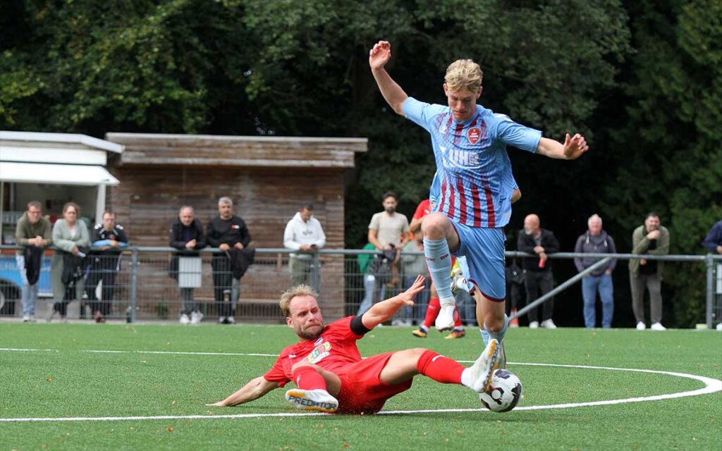 Kapitän Julius Alt (Inter Türkspor Kiel) mit vollem Einsatz auf Kunstrasen gegen max Lengen (SC Weiche Flensburg 08 II). © 2026 Ismail Yesilyurt