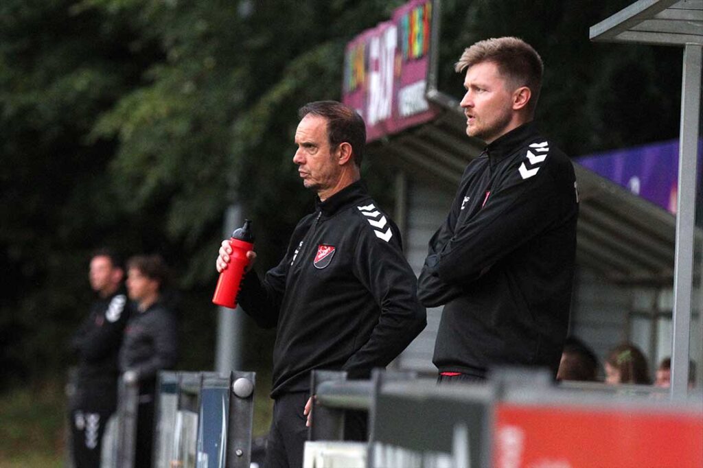 Kropps Cheftrainer Julian Schröder (re.) und Torwarttrainer Stefan Legrum brauchten schon einen großen Schluck, um das 0-6 zu verdauen. © 2026 Ismail Yesilyurt