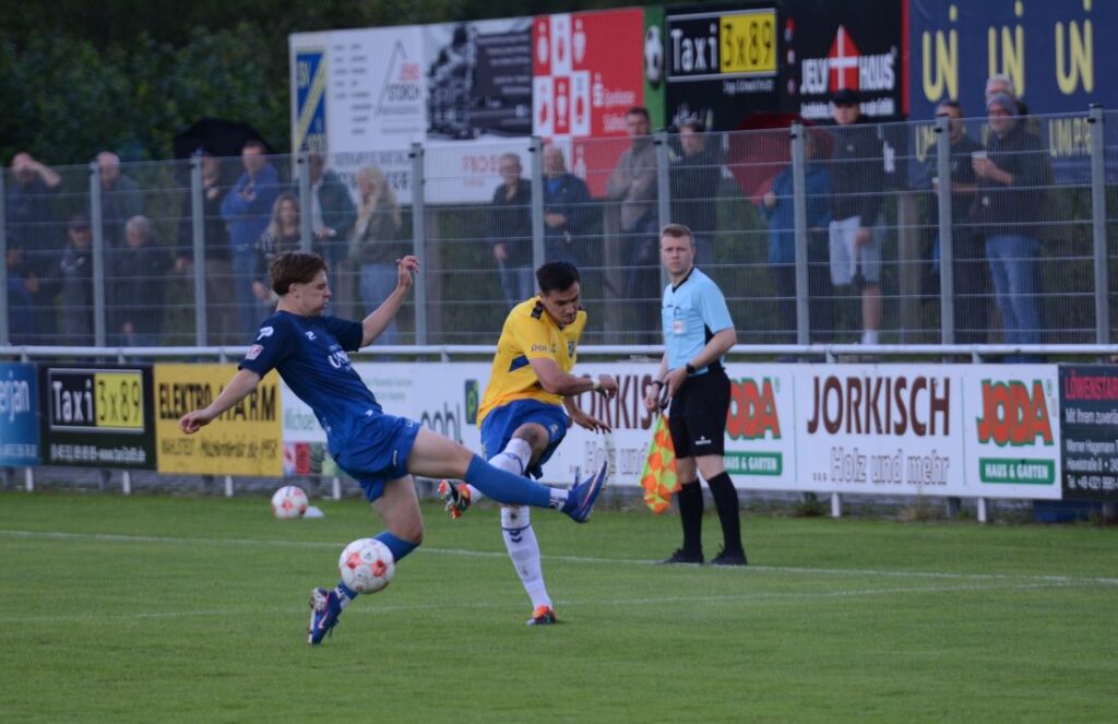 Lasse Jetz (SV Todesfelde) gegen Luca Schlake(Bremer SV). © 2026 Olaf Wegerich