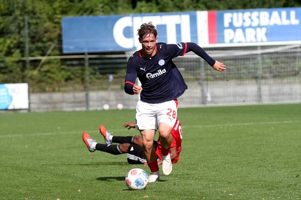 Leland-Jordan Junge (Holstein Kiel II) startet seinen Tempolauf zum 2-0. © 2026 Ismail Yesilyurt