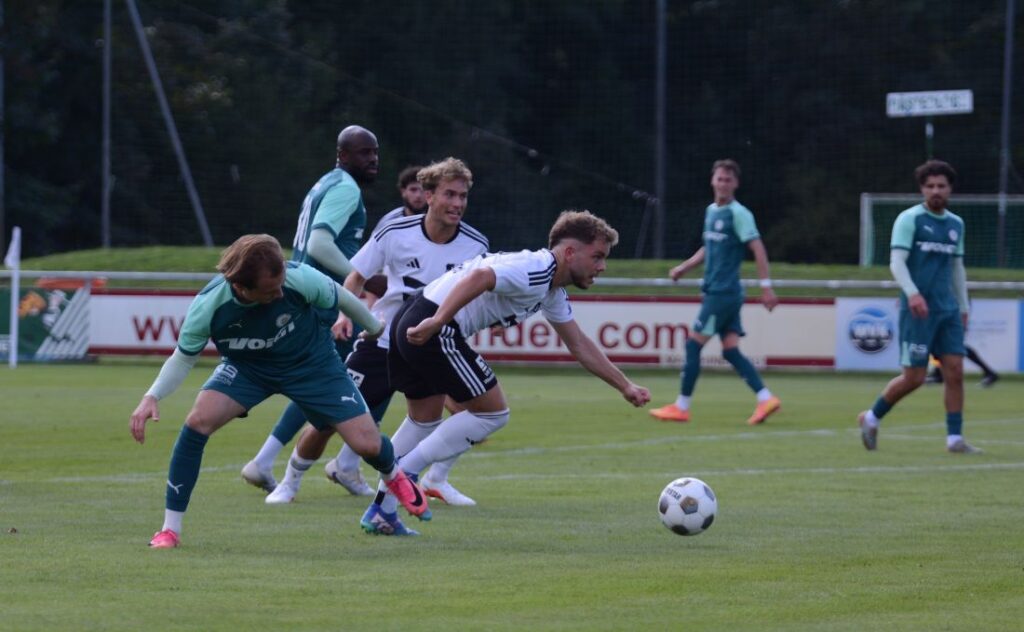 Lennart Busch (Heider SV) ist Tom zarpe (PSV Neumünster) entwischt. © 2026 Olaf Wegerich