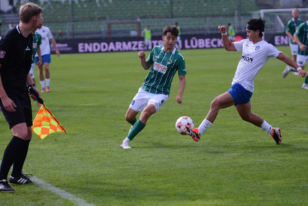 Lennart Heiduck (VfB Lübeck) gegen Ryusei Hosokowa (Bremer SV). © 2026 Olaf Wegerich