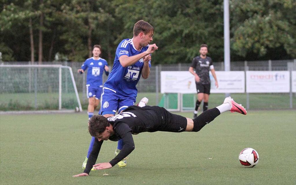 Leon Mordhorst (TSV Klausdorf) flachgelegt gleich von Jarmo Schmidt (TuS Nortorf). © 2026 Ismail Yesilyurt