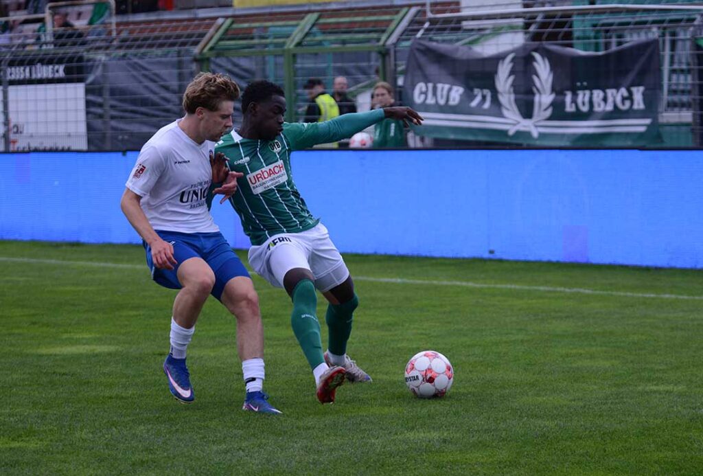 Luca Schlake (Bremer SV) gegen Emmanuel Appiah (VfB Lübeck). © 2026 Olaf Wegerich