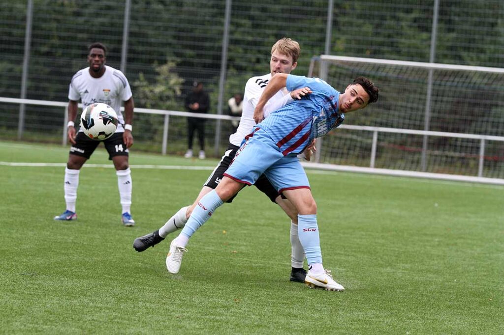 Malte Kallenbach (TSV Kronshagen) gegen Yehya Ibrahim (re., Weiche Flensburg 08 II). © 2026 Ismail Yesilyurt