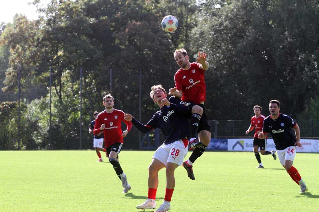 Marc Jürgensen (Kaltenkirchener TS) überspringt Leland-Jordan Junge (Holstein Kiel II). © 2026 Ismail Yesilyurt