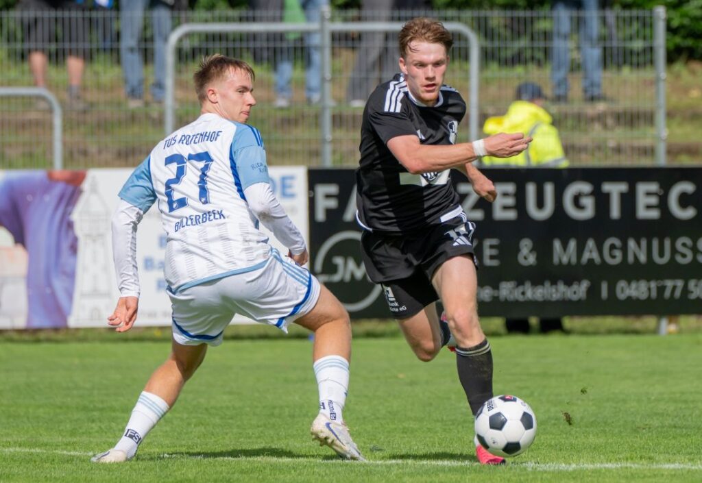 Mathis Harms (Heider SV) glänzte als Vorbereiter beim Führungstreffer hier gegen Lorenz Billerbeck (TUS Rotenhof). © 2026 Volker Schlichting