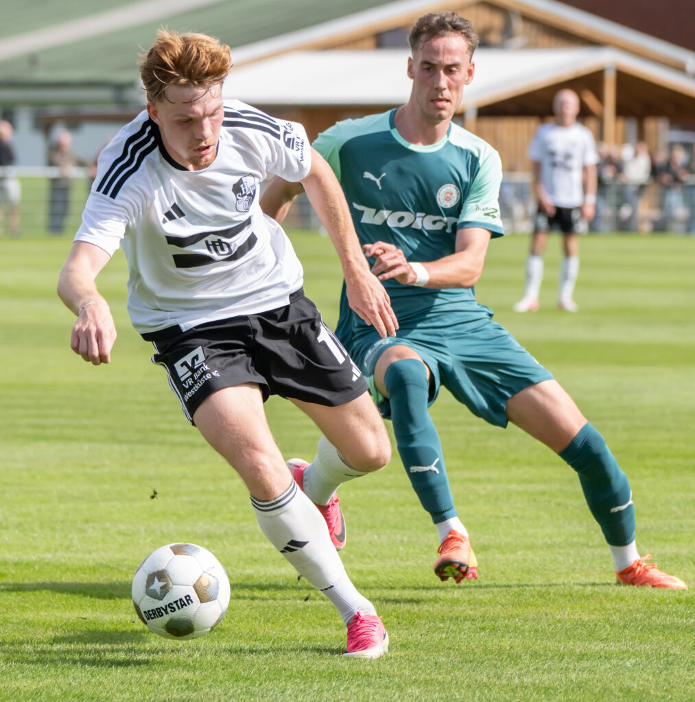 Mathis Harms hier gegen Jesper Tiedemann (PSV Neumünster) erzielte den zweiten Heider Treffer. © 2026 Volker Schlichting