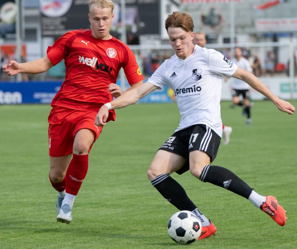 Mathis Harms hier gegen Ove Witt vom FC Kilia Kiel entwickelt sich immer mehr zum Leistungsträger. © 2025 Volker Schlichting.