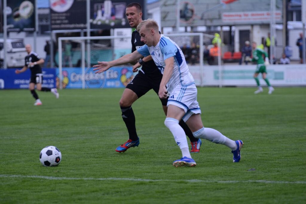 Mats Henke (TUS Rotenhof) hier gegen Jonah Gieseler (Heider SV) hatte Pech mit einem Lattentreffer. © 2026 olaf Wegerich