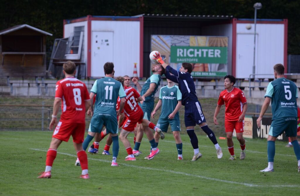 Mats Lüdtke (SV Eichede) pflückt Ben Luca Nohns (PSV) die Kugel vom Kopf. © 2026 Olaf Wegerich