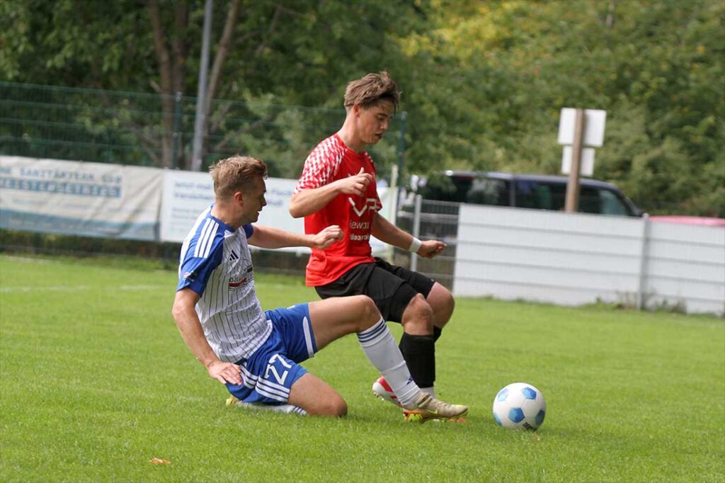 Max Flemming (27) und der TSV Rantrum, wie hier gegen Tim Jansa (Rot-Schwarz Kiel), den Kampf an. © 2026 Ismail Yesilyurt
