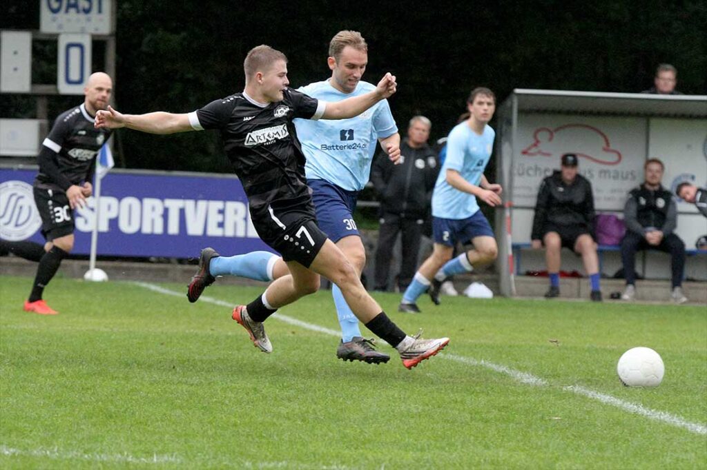 Mika Kamp (SG Dobersdorf-Probsteierhagen) spielt einen perfekten Steckpass auf Morten Bossmann zu 3-0.. © 2026 Ismail Yesilyurt