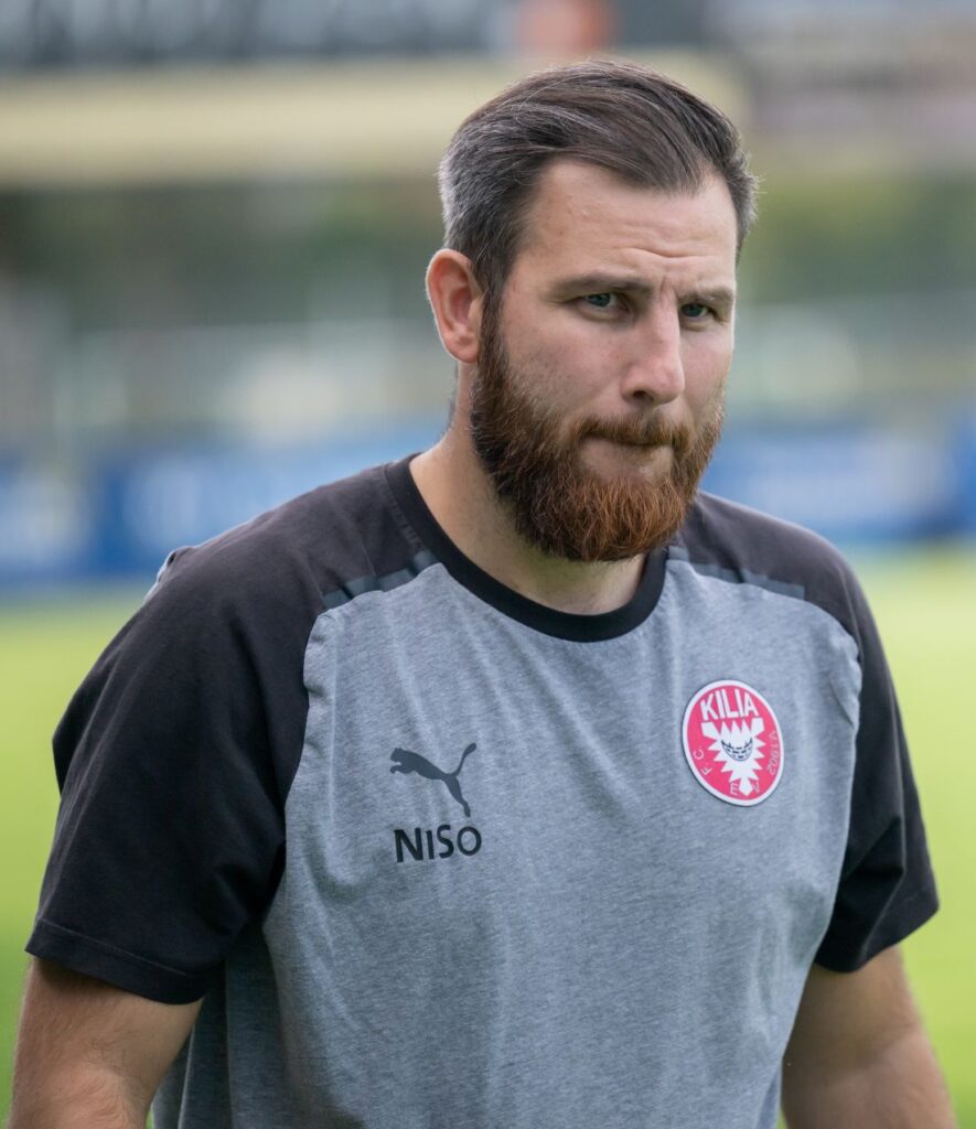 Nicht nur für Heides Trainer Leif Hahn einer der besten Trainer des Landes. Nicola Sorrano vom FC Kilia Kiel. © 2025 Volker Schlichting