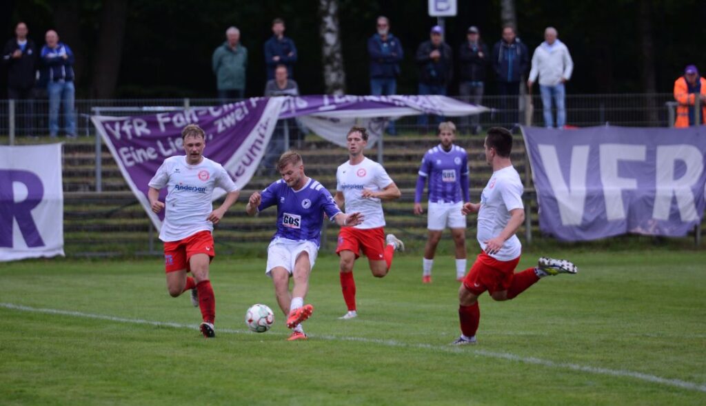 Nils Drauschke trifft zum 3-0 für den VfR Neumünster. © 2026 Olaf Wegerich